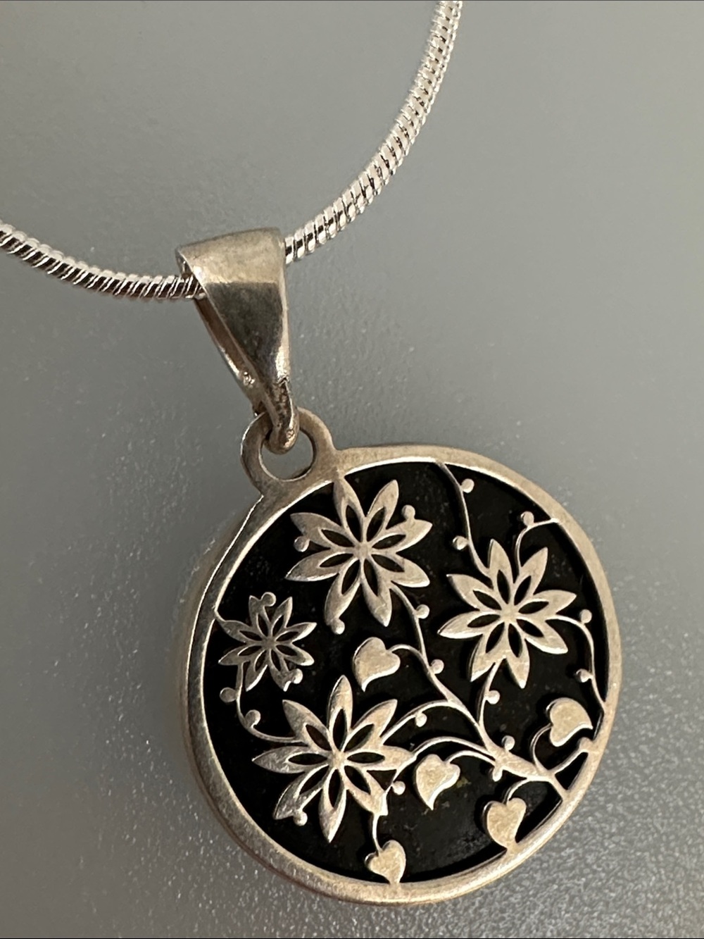 Elegant 925 Sterling silver Onyx and Silver flowers necklace